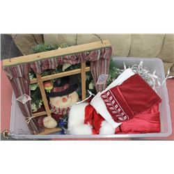 CLEAR BIN W/WREATH, SNOWMAN WALL