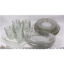 17 PC PRINCESS HOUSE CHRISTMAS DISH SET