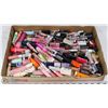 Image 1 : FLAT OF ASSORTED LIP STICKS AND GLOSSES
