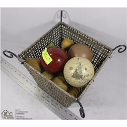 WICKER BASKET WITH BALLS.