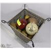 Image 1 : WICKER BASKET WITH BALLS.