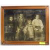 Image 1 : ANTIQUE FRAMED FAMILY PORTRAIT