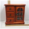 Image 2 : #1 - GLASS FRONTED JEWELRY BOX & CONTENTS