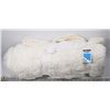 Image 1 : TWIN SIZE PLUSH THROW WITH CARRYING STRAP