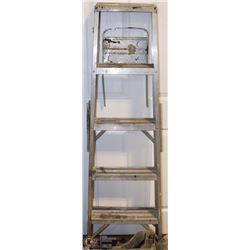 PAINTERS ALUMINUM LADDER