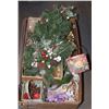 Image 1 : BOX OF CHRISTMAS DECORATIONS INCL 2 ANGEL
