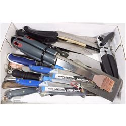BOX FULL OF SHARP KNIVES INCL. WOOD