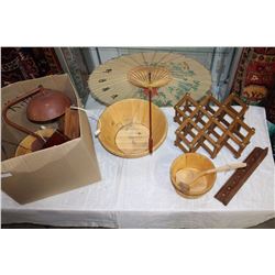 BOX OF WOOD DECORATIONS AND METAL LAMP