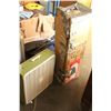 Image 1 : ARTIFICIAL CHRISTMAS TREE AND BOX FAN