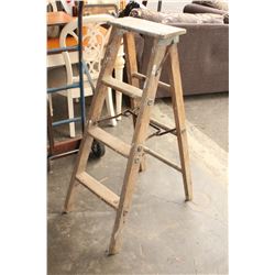 FOUR FOOT WOOD STEPLADDER