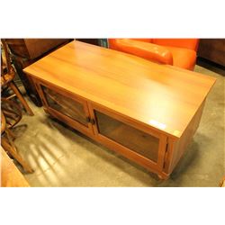 GLASSDOOR ENTERTAINMENT STAND