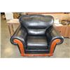 Image 3 : 3 PIECE BLACK LEATHER WOOD FRAMED SOFA SET WITH BRASS NAIL HEAD DESIGN