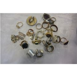 LARGE LOT OF NOVELTY RINGS