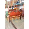 Image 2 : MAHOGANY QUEEN SIZE CARVED PORSTER BEDFRAME
