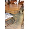 Image 4 : PEPPLAR BROTHERS COMPANY DINING TABLE AND SIX CHAIRS