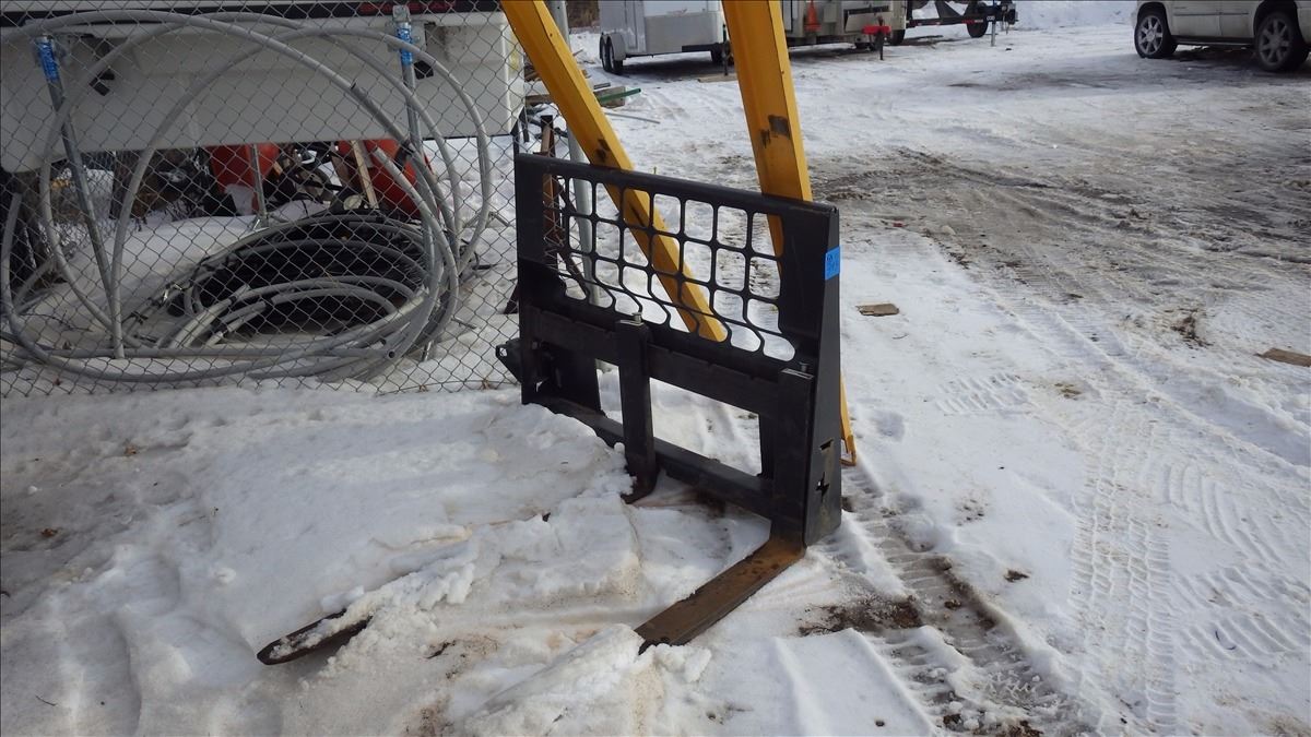 BOBCAT FORKLIFT ATTACHMENT WITH FORK EXTENSIONS