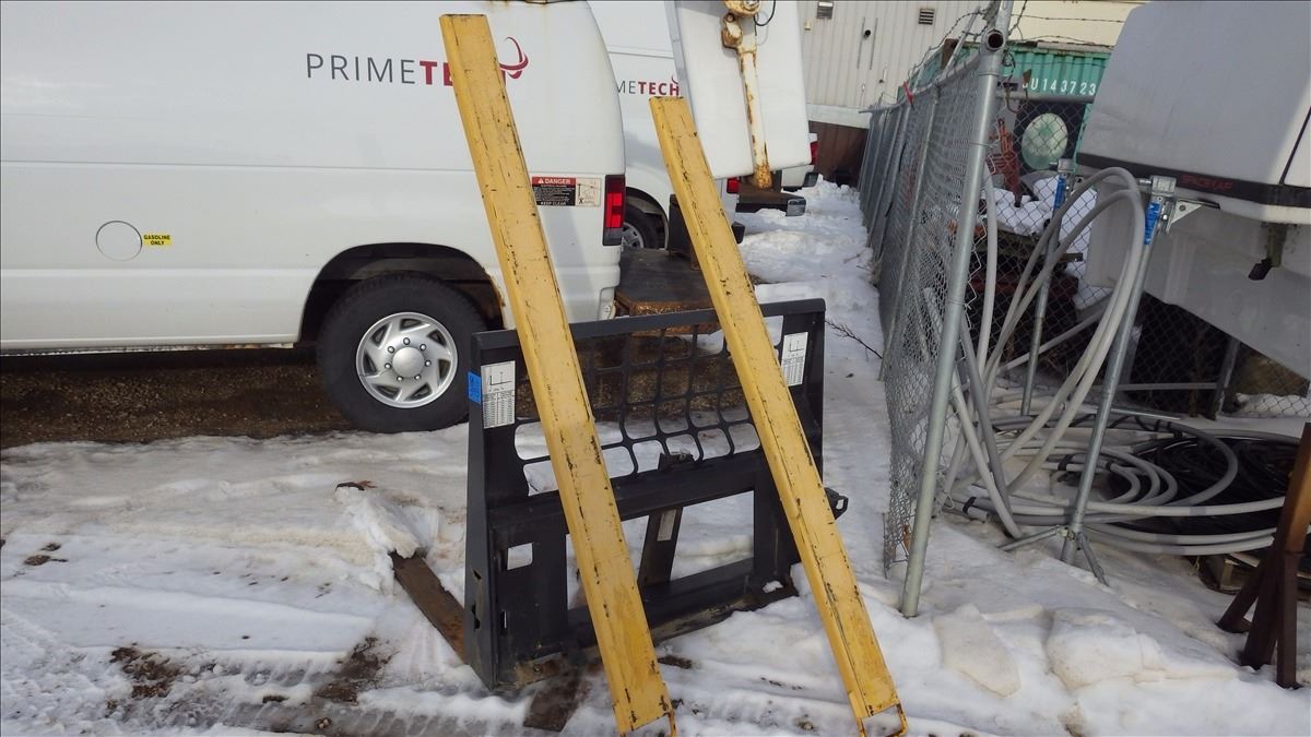 BOBCAT FORKLIFT ATTACHMENT WITH FORK EXTENSIONS