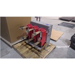 SQUARE "D" NEW UNUSED MEDIUM VOLTAGE CIRCUIT BREAKER 4.76 KV - NO COUPLERS