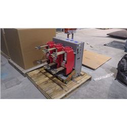 SQUARE "D" NEW UNUSED MEDIUM VOLTAGE CIRCUIT BREAKER 4.76 KV - NO COUPLERS