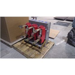 SQUARE "D" NEW UNUSED MEDIUM VOLTAGE CIRCUIT BREAKER 4.76 KV - NO COUPLERS