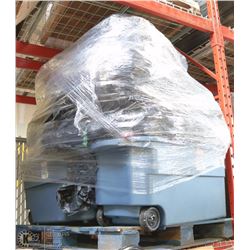 LARGE PALLET OF CHRISTMAS DECORATIONS