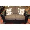 Image 2 : NEW TWO TONE BLK AND SAGE SOFA SET WITH ACCENT