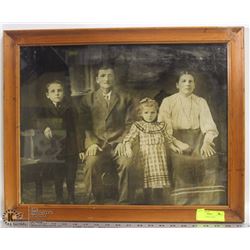 ANTIQUE FRAMED FAMILY PORTRAIT