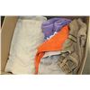 Image 2 : BOX OF TOWELS AND HEAT PAD