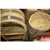 Image 2 : LARGE BOX OF WICKER AND WOOD DECORATIONS AND BOWLS AND SHELF