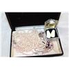Image 4 : TWO CASES OF VINTAGE JEWELLRY