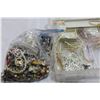 Image 2 : TOTE OF PEARL JEWELLRY