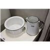 Image 1 : TWO PIECES OF ENAMEL WARE