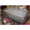 Image 1 : ANTIQUE METAL TRUNK ROYAL CANADIAN AIR FORCE