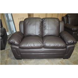 NEW BROWN LEATHER ASHLEY DESIGN LOVESEAT, CONTEMPORARY COMFORTABLE SEATING, RETAIL $949