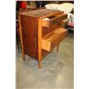 Image 3 : VINTAGE 4 DRAWER WALNUT DRESSER