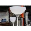 Image 2 : WHITE FLOOR LAMP WITH FLEXIBLE SPOTLIGHT