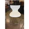 Image 3 : PAIR OF WHITE AND CHROME STOOLS