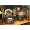 Image 1 : SHELF LOT OF VINTAGE METAL WARE