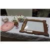 Image 1 : VINTAGE TRAY WITH COLLECTIBLE CHINA HEN ON NEST AND MUSICAL TEAPOT ETC