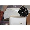 Image 2 : BOX OF VINTAGE PURSES AND VANITY ITEMS