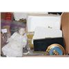 Image 3 : BOX OF VINTAGE PURSES AND VANITY ITEMS