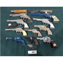 LOT OF APPROX 10 TOY PISTOLS & TWO KNIVES