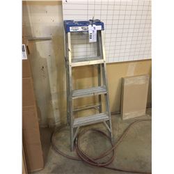 LITE 4 FT ALUMINUM STEP LADDER