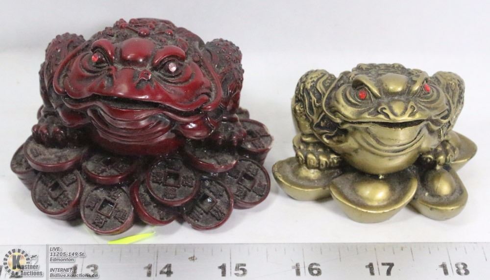 A PAIR OF ASIAN FROG FIGURINES GOOD LUCK CHARMS