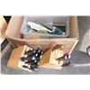 Image 1 : BOX OF KNIVES IN CUTTING BLOCK