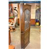 Image 2 : VINTAGE OAK LEADED GLASS CORNER CABINET