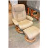 Image 3 : BEIGE LEATHER PALLISER RECLINER CHAIR AND OTTOMAN