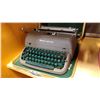 Image 1 : VINTAGE REMINGTON TYPEWRITER IN CASE