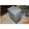 Image 2 : GREY METAL 3 DRAWER FILING CABINET