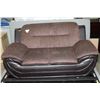 Image 2 : FLOOR MODEL CONTEMPORARY HARD SEATING 2 TONE BROWN FABRIC/ LEATHER LOVESEAT